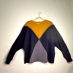 Listicle color block top w/bat sleeves. Gold/gray. Sz S. Preowned.